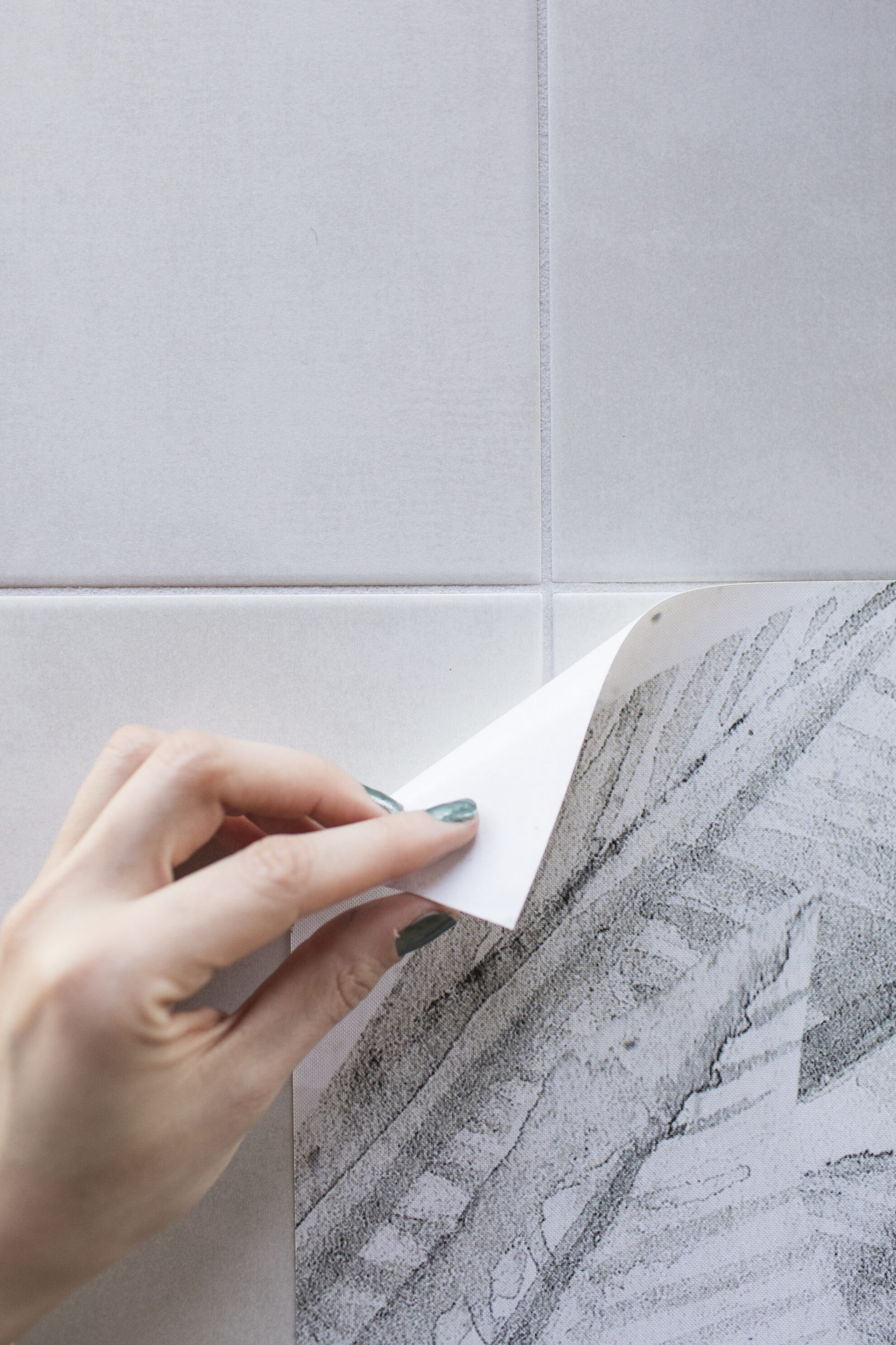 ¿Papel, mural o vinilo para una pared de azulejos? - Blog Motif