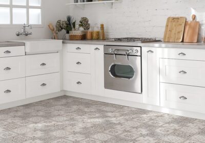 Imagen de El refugio de Ely y Santi renuevan su cocina con un suelo vinílico acolchado de MOTIF