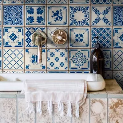 Imagen de Revista ELLE Decoration | Los vinilos más bonitos y originales para decorar las paredes del baño sin necesidad de hacer obras